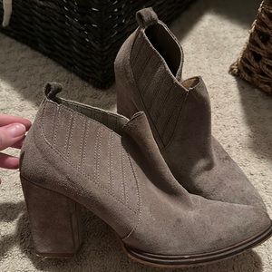 Good condition suede nubuck 2.5” booties.